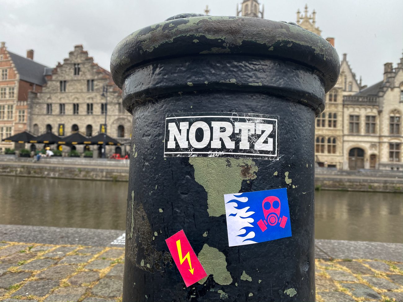 Disaster — sticker straat