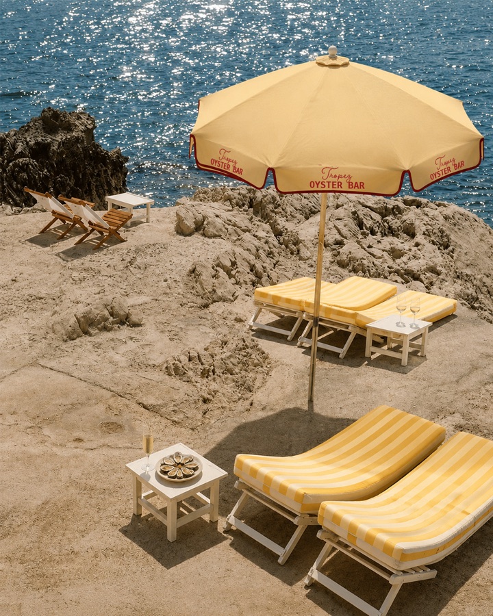 Tropez — ligbedden en parasol aan zee