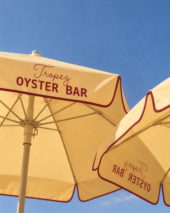Tropez — parasol close-up tegen blauwe lucht