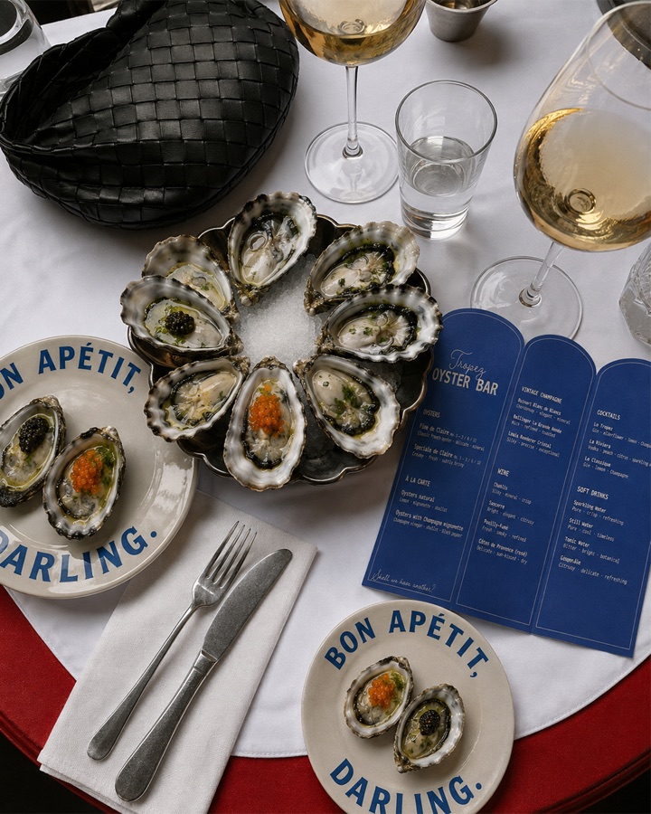 Tropez — tafel met oesters, wijn en menu