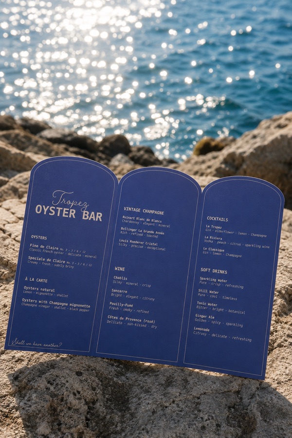 Tropez — menu op de rotsen bij zonsondergang